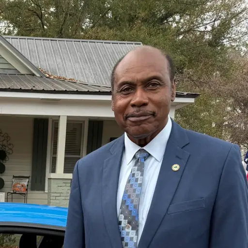 A profile picture of Leslie Thomas Atkinson.