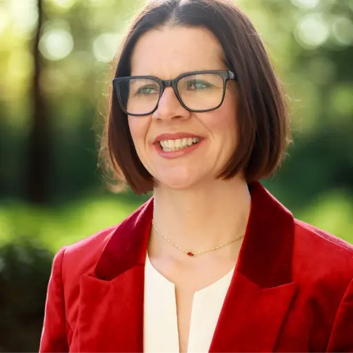 A profile picture of Stephenie Hoelscher.