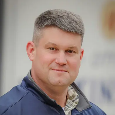 A profile picture of Brett Thomas.
