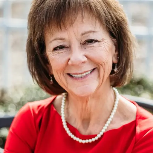 A profile picture of Angie Ryan.