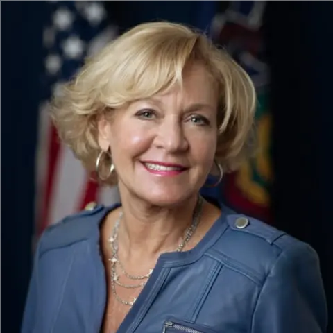 A profile picture of Lisa Boscola.